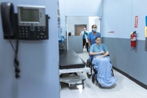 Pasillo de hospital con personal sanitario caminando
