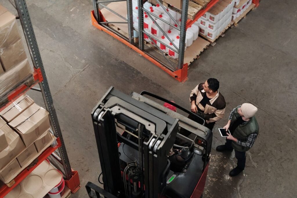 Trabajadores en un almacén organizando inventario, una de las áreas con más oportunidades en Estados Unidos